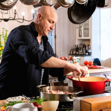 tom colicchio in a kitchen cooking